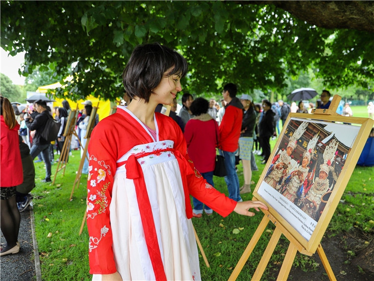 圖為當(dāng)?shù)孛癖娦蕾p“美麗中國”圖片展
