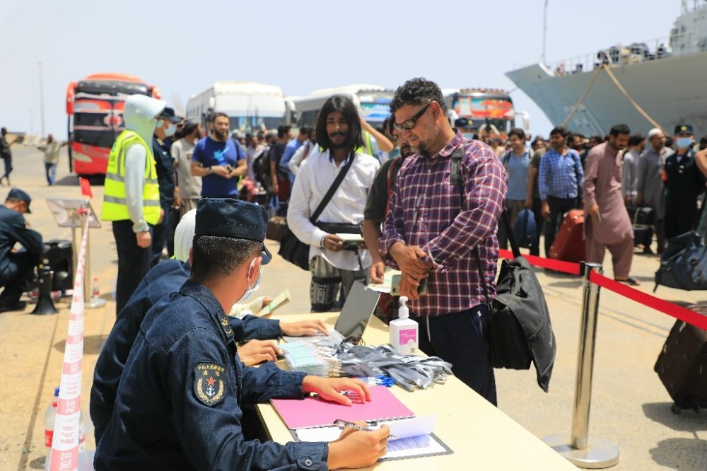 ↑2023年4月28日，從蘇丹撤離的外籍人員準(zhǔn)備登艦。新華社發(fā)（李怡諾攝）