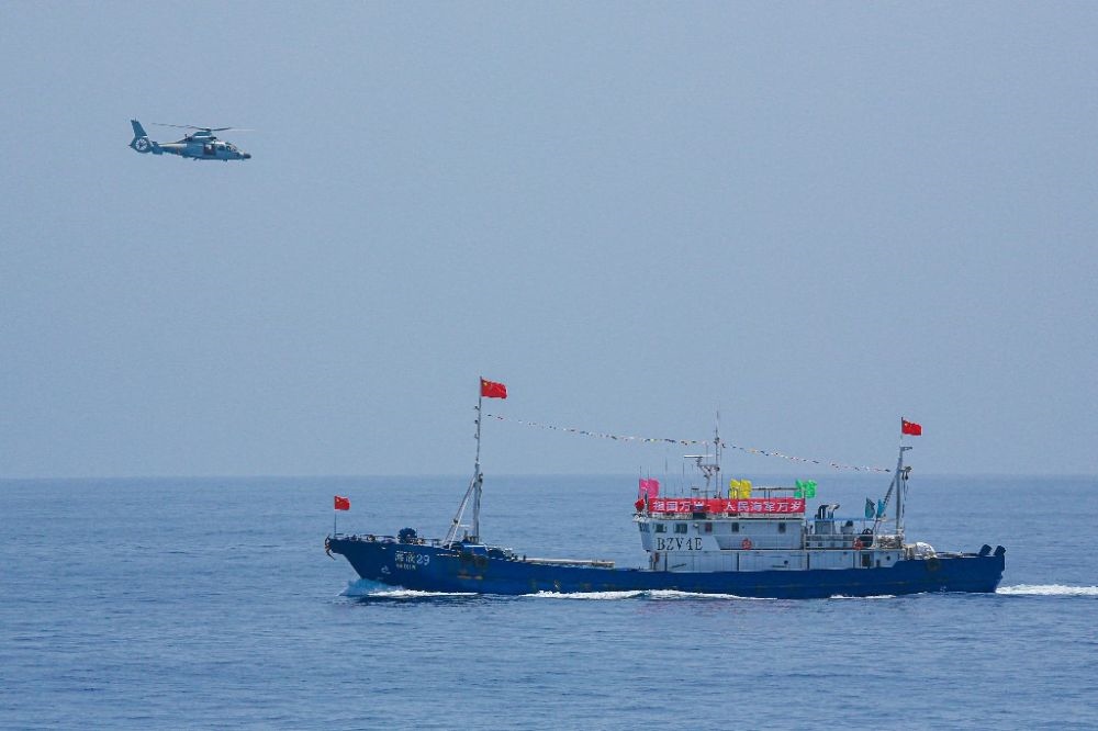 ↑中國(guó)海軍第40批護(hù)航編隊(duì)中的艦載直升機(jī)在被護(hù)船只周邊海域巡邏警戒（2022年6月4日攝）。新華社發(fā)（唐文 攝）