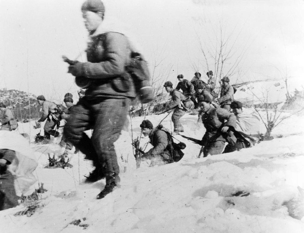 △中國人民志愿軍戰(zhàn)士向美軍進攻的情形（1951年攝）。