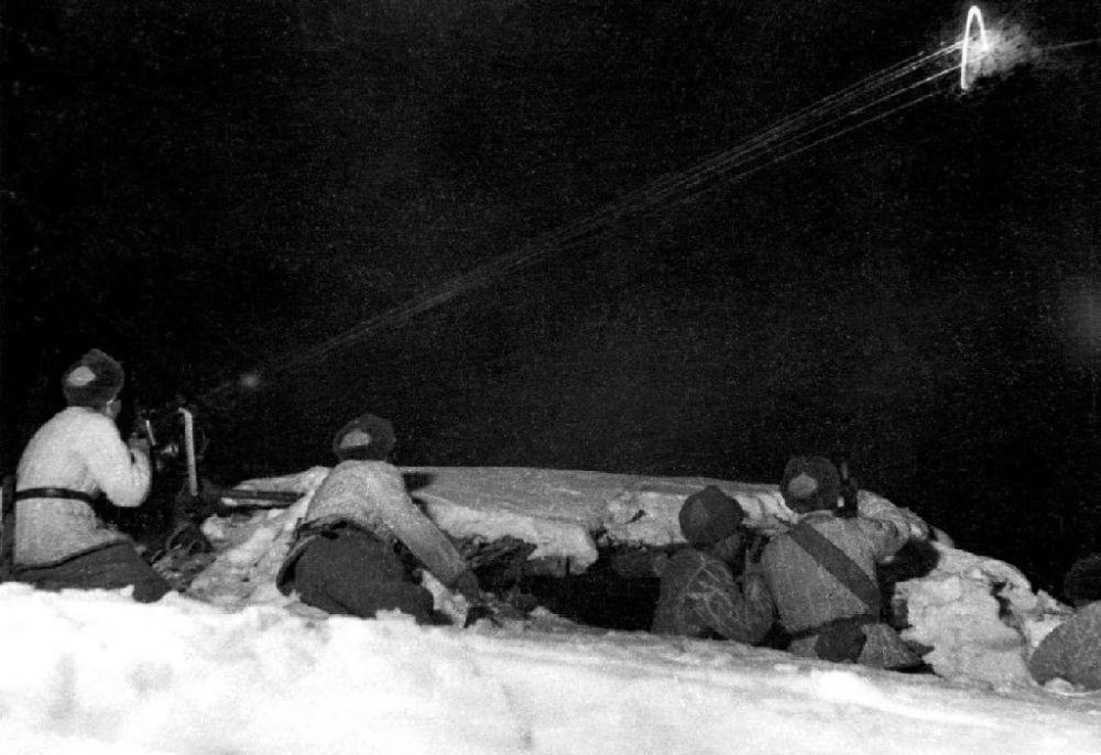  ↑1950年12月，在朝鮮長(zhǎng)津湖，中國(guó)人民志愿軍第27軍連隊(duì)機(jī)槍手向美軍陣地射擊。新華社發(fā)（張崇岫 攝）