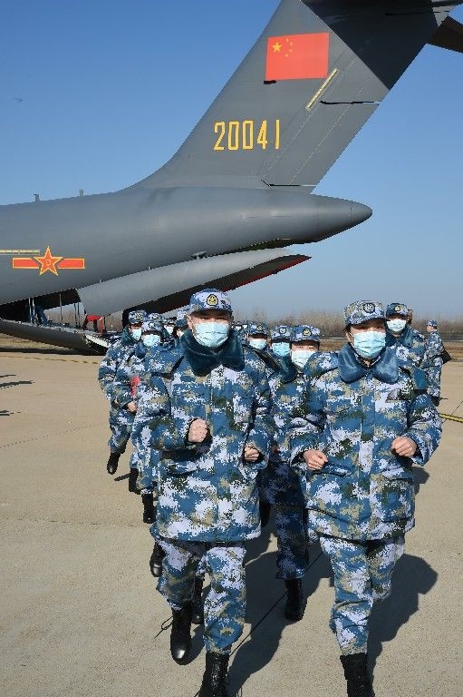 ↑2020年2月17日，一批軍隊(duì)支援湖北醫(yī)療隊(duì)員抵達(dá)武漢天河機(jī)場(chǎng)。新華社記者 黎云 攝