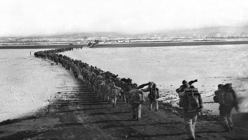 ↑1950年10月19日，中國(guó)人民志愿軍雄赳赳、氣昂昂跨過(guò)鴨綠江，和朝鮮人民一道共同抗擊侵略者。新華社發(fā)（黎民 攝）