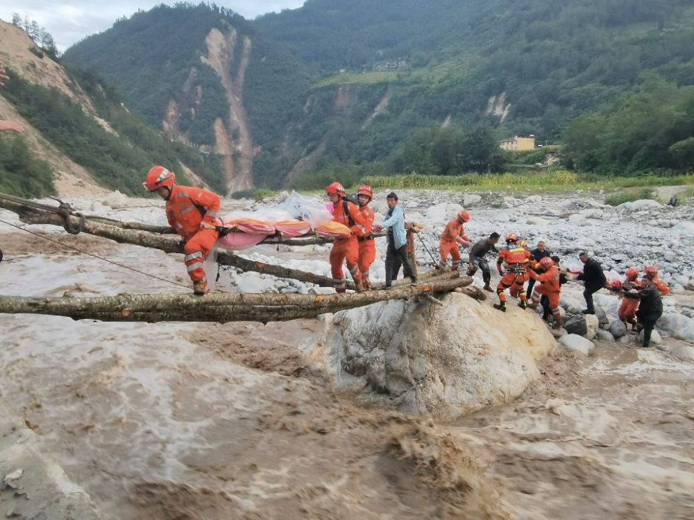 ↑2022年9月5日，武警四川總隊(duì)機(jī)動(dòng)第二支隊(duì)官兵在甘孜州瀘定縣磨西鎮(zhèn)磨子溝村搭建臨時(shí)木橋轉(zhuǎn)移被困群眾（手機(jī)照片）。新華社發(fā)（洪福樂(lè) 攝）