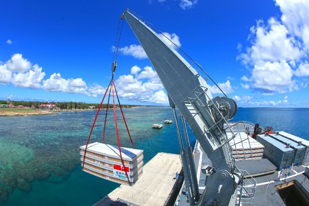 ↑赴湯加執(zhí)行運(yùn)送救災(zāi)物資任務(wù)的中國(guó)海軍艦艇編隊(duì)在努庫(kù)阿洛法港卸載移動(dòng)板房（2022年2月19日攝）。新華社發(fā)（薛成清 攝）