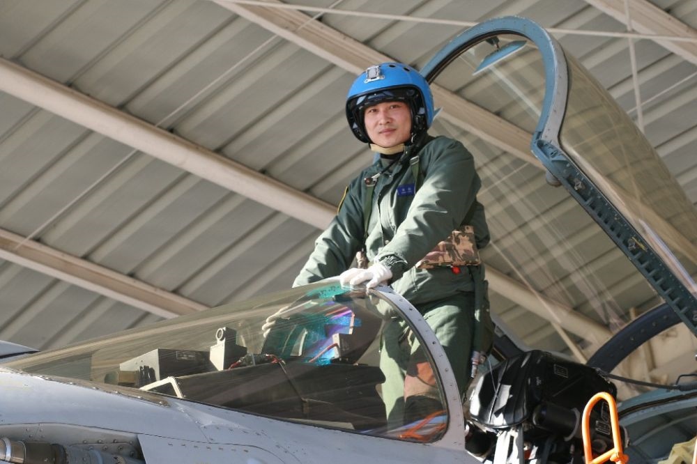 ↑海軍某艦載航空兵部隊(duì)原一級(jí)飛行員張超（2016年1月27日攝）。新華社發(fā)