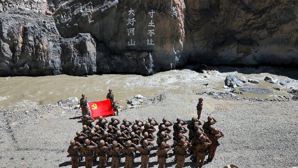 ↑某邊防團(tuán)官兵在“大好河山 寸土不讓”標(biāo)語(yǔ)前舉行重溫入黨誓詞儀式（資料照片）。新華社發(fā)（鄭曉林 攝）