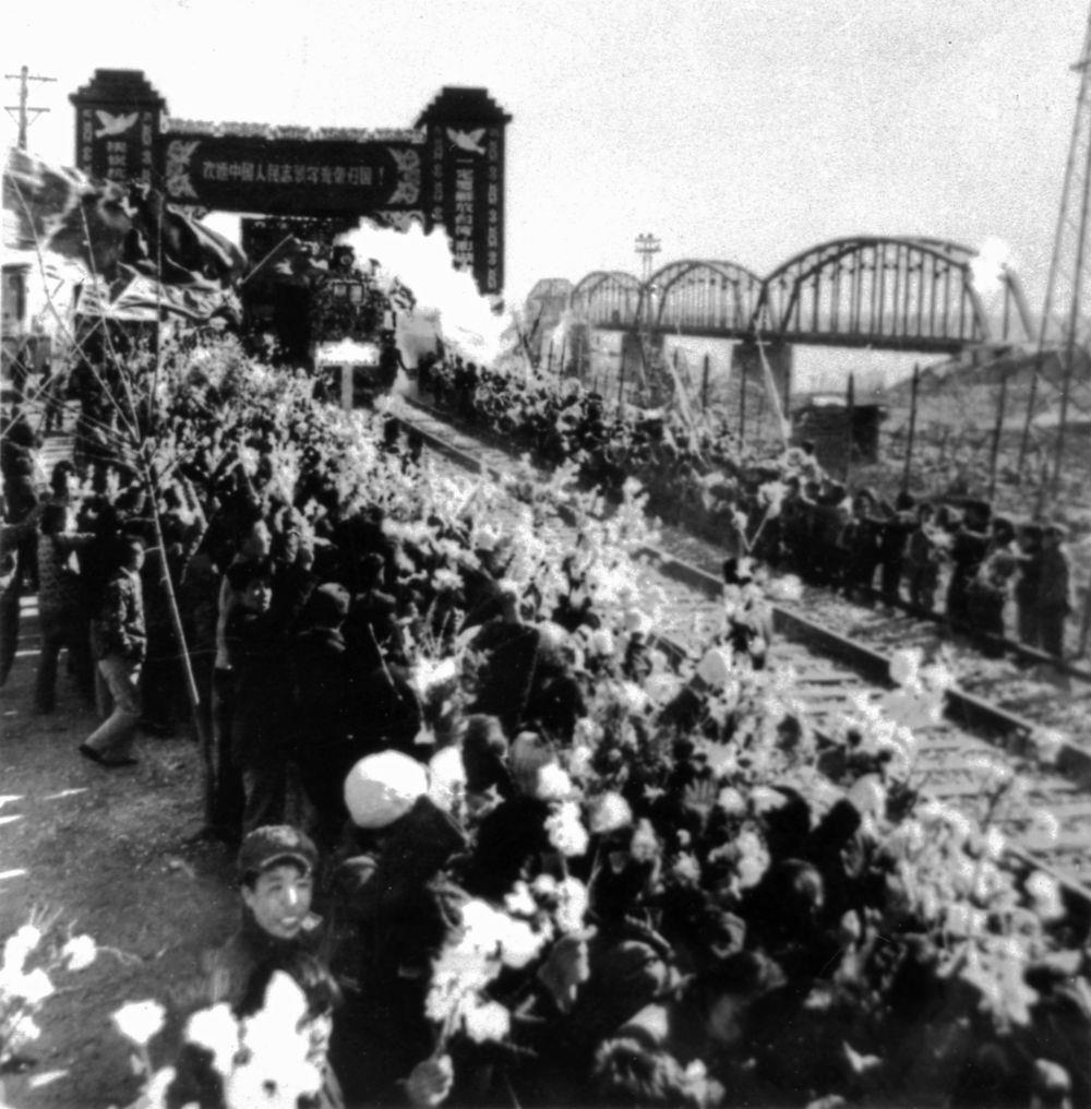 △1958年10月26日，列車駛過鴨綠江畔的凱旋門，中國人民志愿軍戰(zhàn)士回到祖國懷抱。