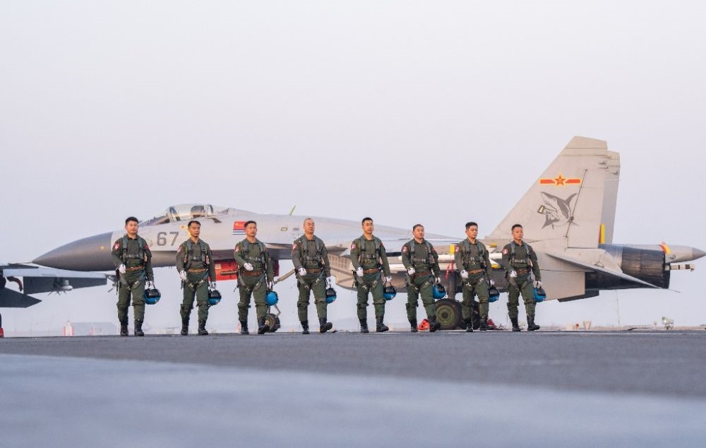 ↑海軍航空大學(xué)某基地艦載機(jī)飛行教官群體（2021年12月11日攝）。新華社發(fā)（萬(wàn)全 攝）
