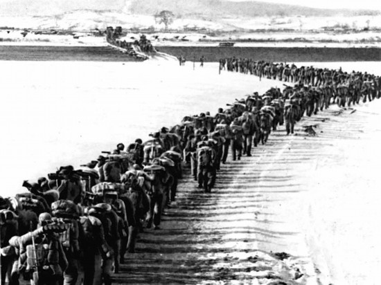 1950年，美帝國(guó)主義把侵略的戰(zhàn)火燒到了鴨綠江邊。為保家衛(wèi)國(guó)，中國(guó)人民的優(yōu)秀兒女組織起志愿軍，跨過(guò)鴨綠江，與朝鮮軍民一道英勇打擊美國(guó)侵略軍。新華社發(fā)（資料照片）