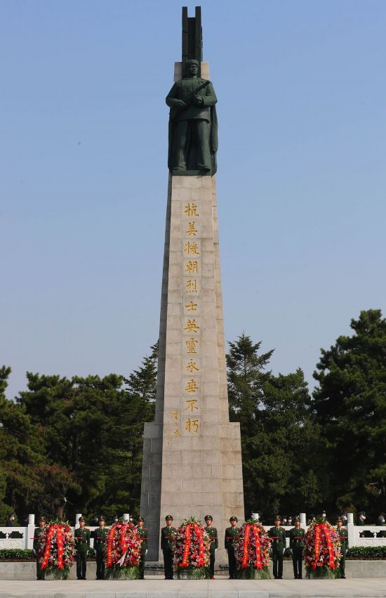 2022年9月30日，遼寧省暨沈陽(yáng)市向烈士紀(jì)念碑敬獻(xiàn)花籃儀式在沈陽(yáng)抗美援朝烈士陵園紀(jì)念碑廣場(chǎng)舉行。新華社記者 楊青 攝