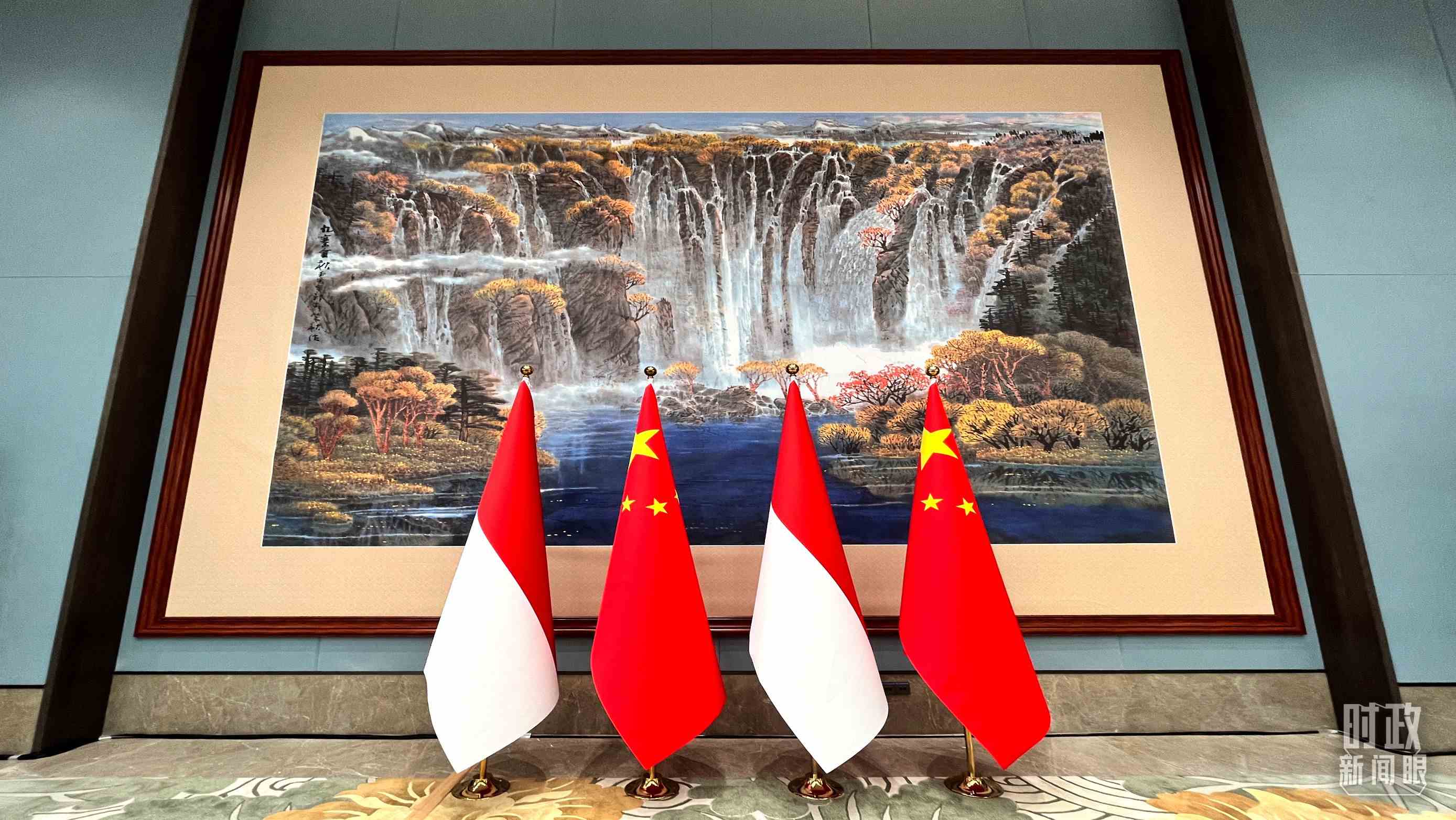 會(huì)見(jiàn)現(xiàn)場(chǎng)的中印尼兩國(guó)國(guó)旗。（總臺(tái)央視記者張垚拍攝）