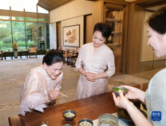 7月27日下午，國(guó)家主席習(xí)近平夫人彭麗媛在四川成都會(huì)見陪同印度尼西亞總統(tǒng)佐科來華出席第31屆世界大學(xué)生夏季運(yùn)動(dòng)會(huì)開幕式并訪華的總統(tǒng)夫人伊莉亞娜。這是彭麗媛邀請(qǐng)伊莉亞娜觀看茶藝表演，并同伊莉亞娜親切茶敘。新華社記者 丁林 攝