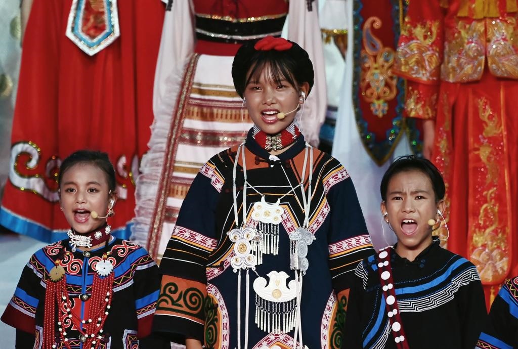 7月28日，吉好有果（中）在開(kāi)幕式上表演。新華社記者陳澤國(guó)攝
