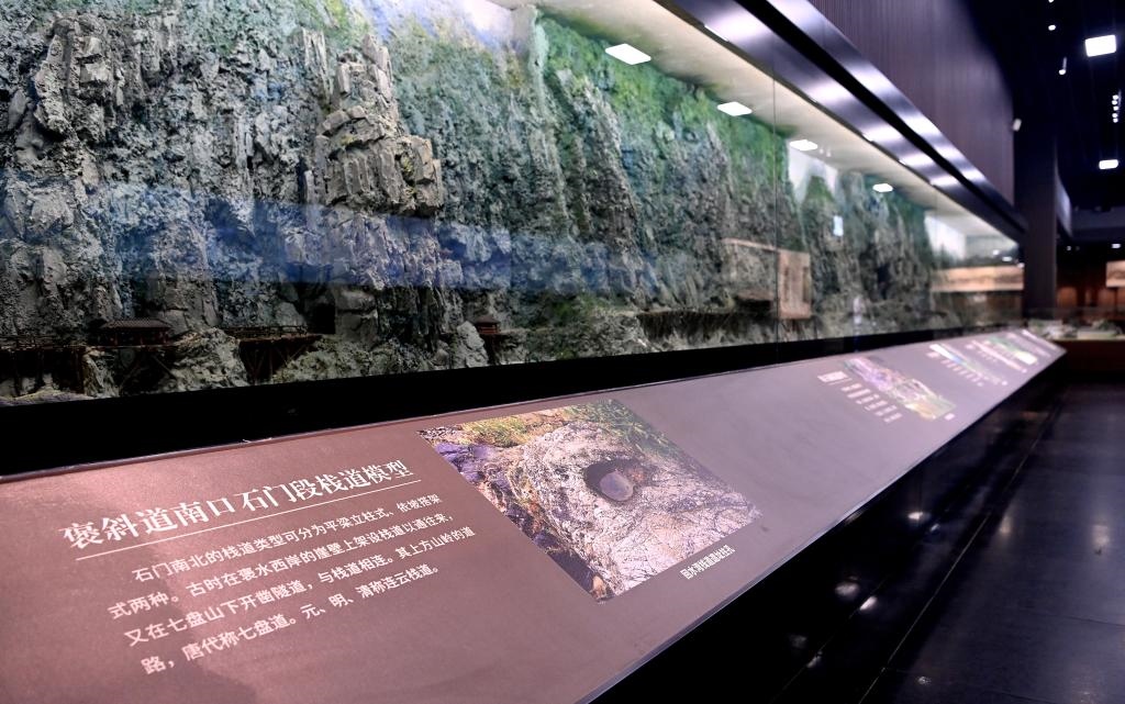 近日拍攝的陜西省漢中市博物館褒斜古棧道陳列室。新華社記者 劉瀟 攝