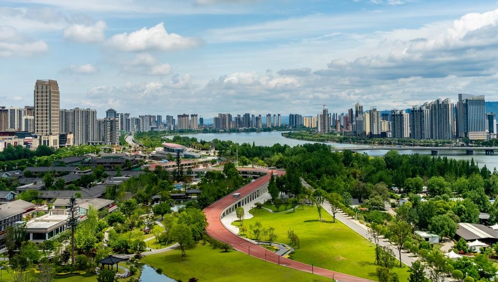 4月30日拍攝的天漢濕地公園景色。新華社發(fā)（李偉 攝）
