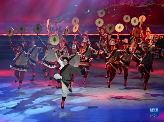 7月29日，演員在聯(lián)歡會(huì)現(xiàn)場(chǎng)表演舞蹈。新華社記者 蔡湘鑫 攝