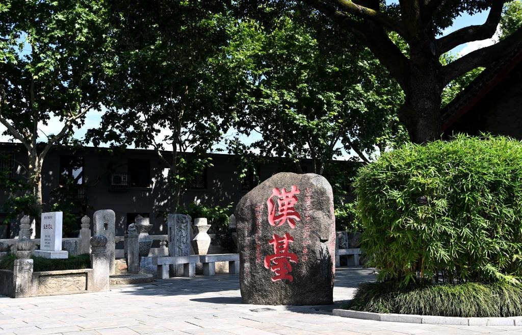近日拍攝的陜西省漢中市博物館內(nèi)的“漢臺”石碑。新華社記者 劉瀟 攝