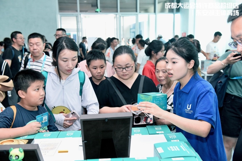 在特許商品零售店挑選“蓉寶”的顧客。人民網(wǎng)記者 朱虹攝