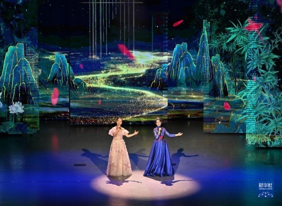 7月29日，演員在聯(lián)歡會(huì)現(xiàn)場(chǎng)演唱。新華社記者 蔡湘鑫 攝