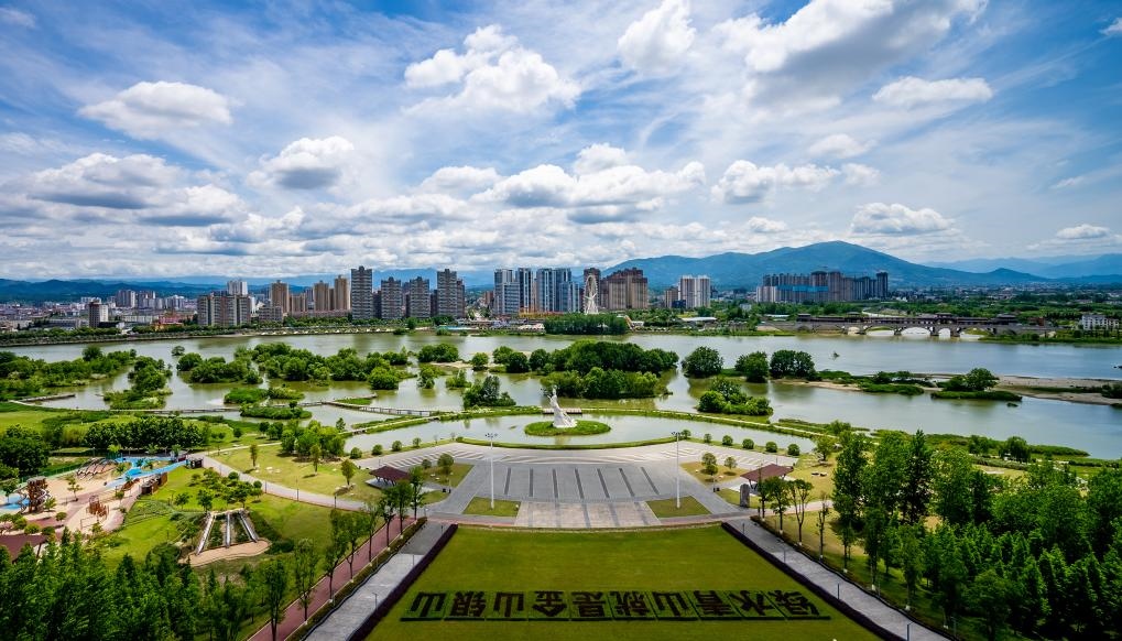 4月30日拍攝的天漢濕地公園景色。新華社發(fā)（李偉 攝）