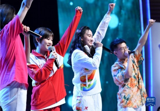 7月29日，中國(guó)運(yùn)動(dòng)員張家齊（左二）在聯(lián)歡會(huì)現(xiàn)場(chǎng)演唱。新華社記者 張端 攝
