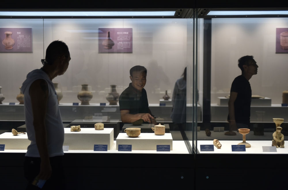 游人在廣西合浦縣漢代文化博物館內(nèi)參觀（2019年5月24日攝）。新華社記者 魯鵬 攝