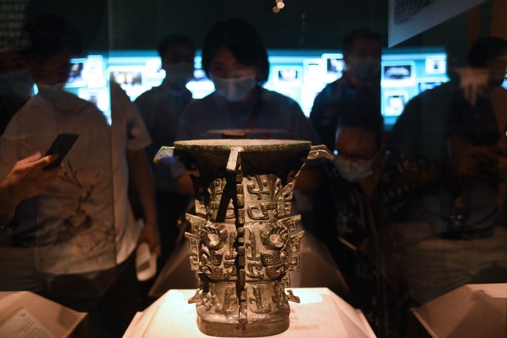 觀眾在北京中國國家博物館“宅茲中國——寶雞出土青銅器與金文精華”展上參觀西周早期禮器何尊（2020年8月14日攝）。新華社記者 金良快 攝