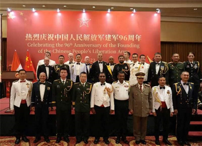 圖為徐勝武官與參加招待會(huì)的各國武官、武官處代表合影。中國駐印度尼西亞使館供圖