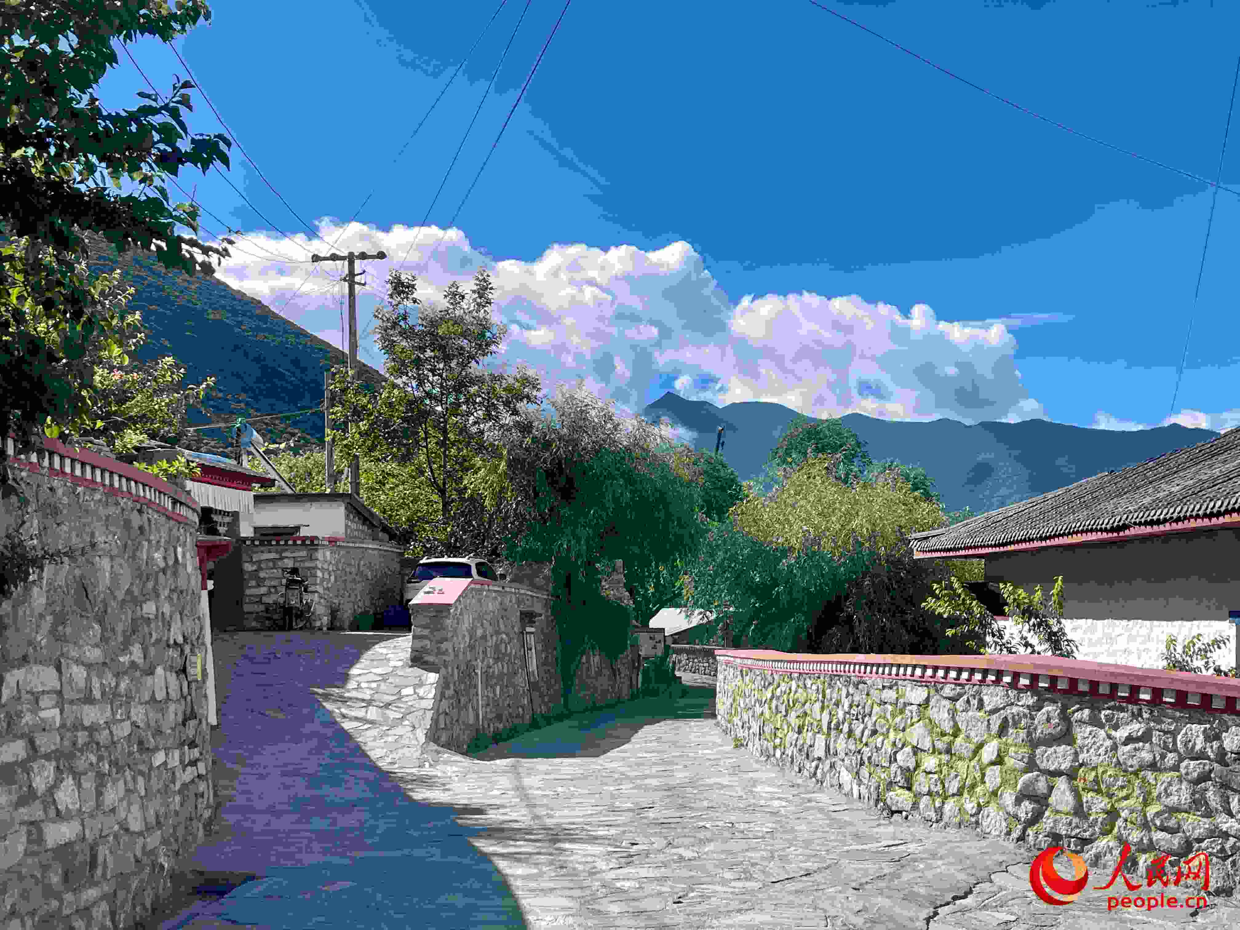 嘎拉村的村貌。人民網(wǎng) 周靜圓攝