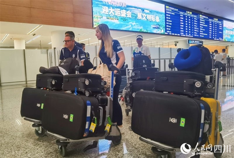 圖為取完行李的巴西代表團(tuán)成員。人民網(wǎng)記者 王洪江攝