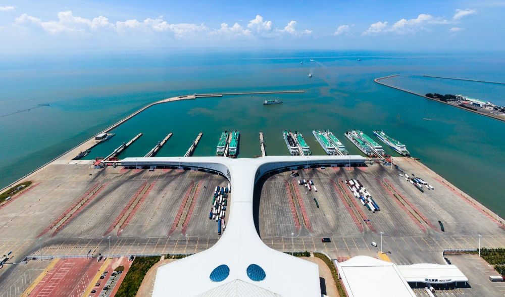 廣東省湛江市徐聞港風光（2023年5月26日攝，無人機照片）。徐聞港是瓊州海峽北岸最主要的客貨運輸港口，是連接粵港澳大灣區(qū)與海南自由貿易港的重要港口。新華社記者 鄧華 攝