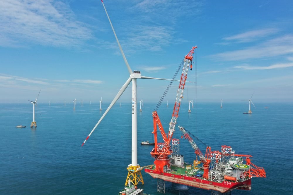 2023年6月28日拍攝的全球首臺16兆瓦海上風電機組吊裝現場（無人機照片）。新華社記者 林善傳 攝