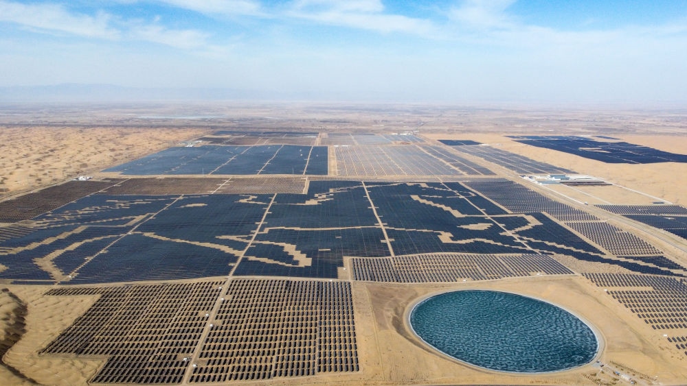 2023年3月3日在內蒙古鄂爾多斯市達拉特旗拍攝的光伏發(fā)電基地（無人機照片）。新華社記者 貝赫 攝