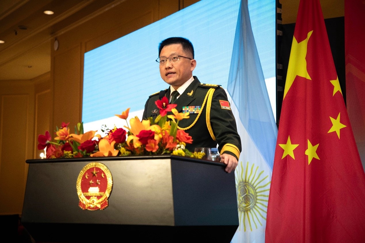 中國(guó)駐阿根廷大使館武官劉淼大校致辭。中國(guó)駐阿根廷大使館供圖