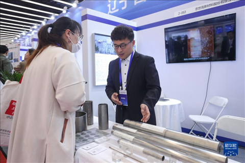 4月8日，參展商在2023中國中小企業(yè)發(fā)展大會“專精特新”中小企業(yè)展覽會上向觀眾介紹產(chǎn)品。新華社記者 龍雷 攝