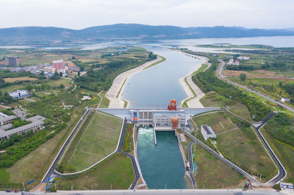 這是2021年5月20日在河南省南陽市淅川縣拍攝的南水北調(diào)中線工程陶岔渠首（無人機(jī)照片）。新華社記者 才揚(yáng) 攝