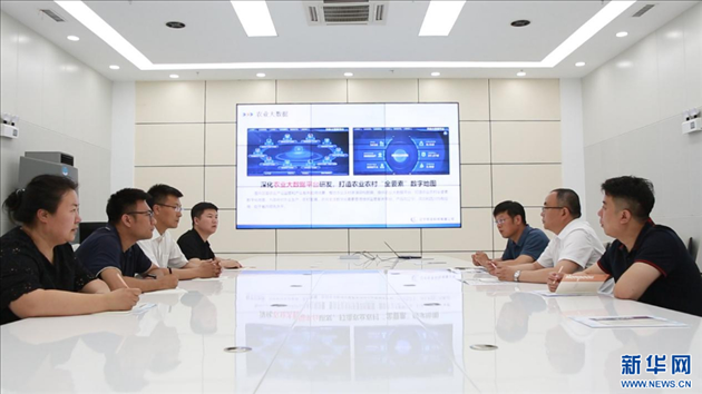 相關(guān)部門工作人員來到遼寧牧龍科技有限公司，了解企業(yè)訴求。新華網(wǎng)丁成玉攝
