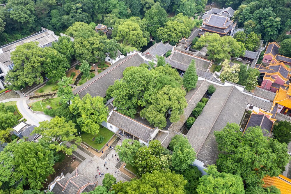 這是2023年6月8日在長沙市岳麓區(qū)拍攝的岳麓書院（無人機(jī)照片）。新華社記者 陳思汗 攝