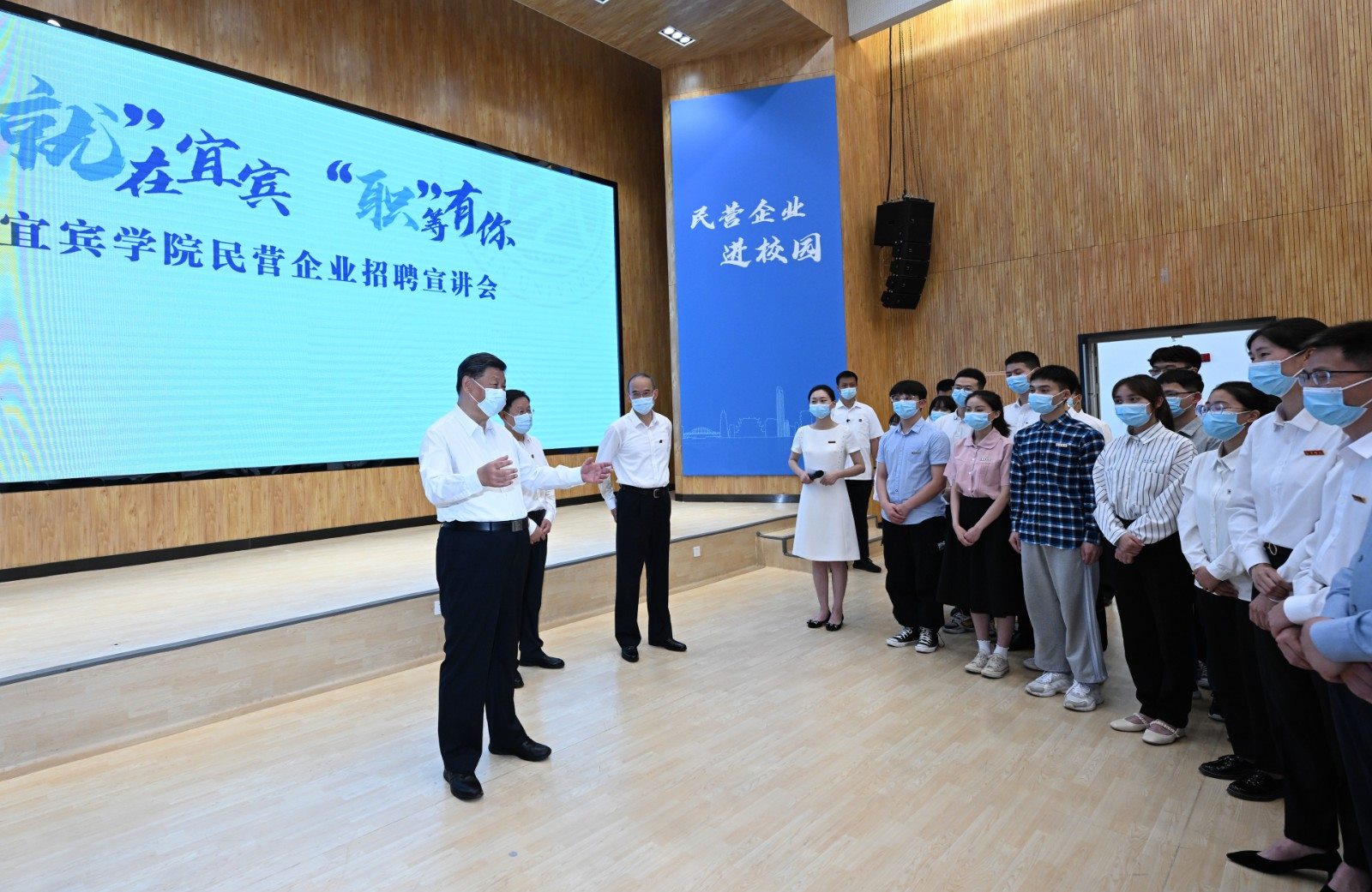 2022年6月8日，習近平總書記在四川考察。這是8日下午，總書記在宜賓學院考察時，向正在參加企業(yè)招聘宣講會的教師、學生、企業(yè)負責人了解企業(yè)招工需求和畢業(yè)生簽約率等情況。