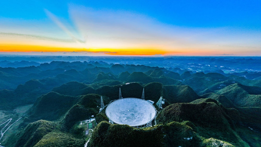 2022年7月21日，霞光中的“中國(guó)天眼”（維護(hù)保養(yǎng)期間拍攝）。新華社記者 歐東衢 攝