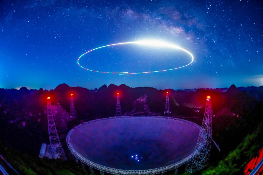 2022年7月24日拍攝的“中國(guó)天眼”夜景（維護(hù)保養(yǎng)期間拍攝，無(wú)人機(jī)光繪）。新華社記者 歐東衢 攝