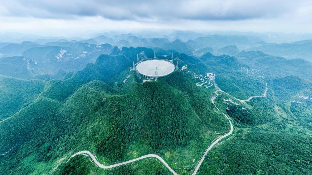7月26日拍攝的“中國(guó)天眼”全景（維護(hù)保養(yǎng)期間拍攝）。新華社記者 歐東衢 攝
