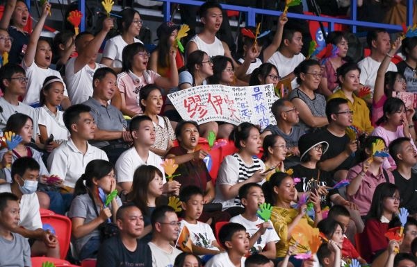7月31日，觀眾在比賽中為中國隊(duì)吶喊助威。當(dāng)日，在成都舉行的第31屆世界大學(xué)生運(yùn)動會排球女子預(yù)賽B組比賽中，中國隊(duì)以3:0戰(zhàn)勝阿根廷隊(duì)。新華社記者 陳澤國 攝