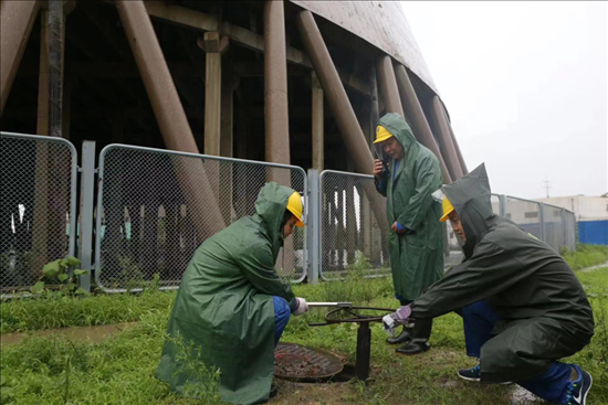 華能北京熱電廠員工操作排水閥降低水塔水位。 受訪者供圖