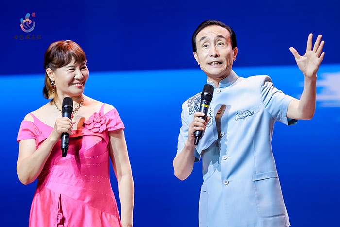 小品表演藝術(shù)家鞏漢林、金珠在演出現(xiàn)場。主辦方供圖