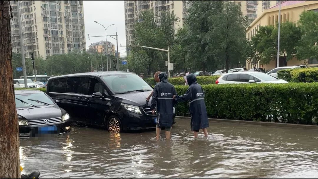 中國太保產(chǎn)險北京分公司及時處理被淹車輛。受訪者供圖