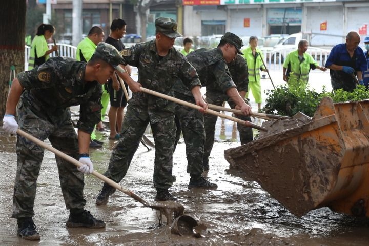 武警河北總隊保定支隊官兵在涿州市城西107國道沿線清理淤泥（8月5日攝）。新華社發(fā)（王紅強(qiáng) 攝）