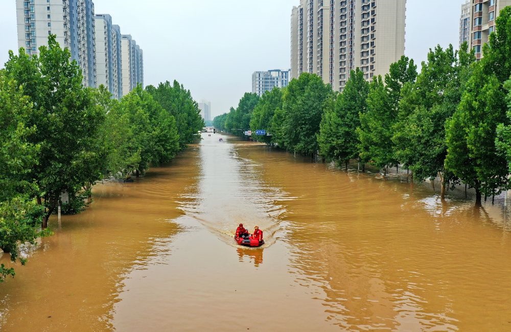 救援人員在河北省涿州市市區(qū)乘坐沖鋒舟前去轉(zhuǎn)移受災(zāi)群眾（8月2日攝，無人機(jī)照片）。新華社記者 牟宇 攝