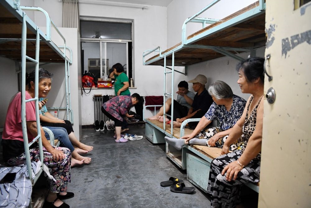群眾在河北省涿州市職教中心安置點(diǎn)內(nèi)休息（8月1日攝）。新華社記者 牟宇 攝